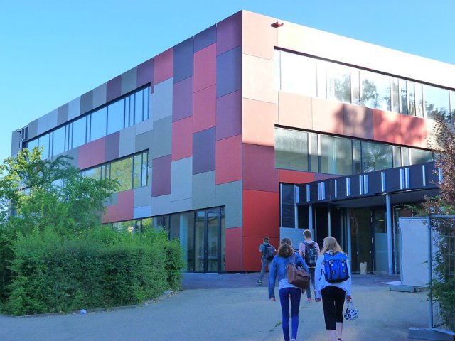 Westbau Eingang Mediathek